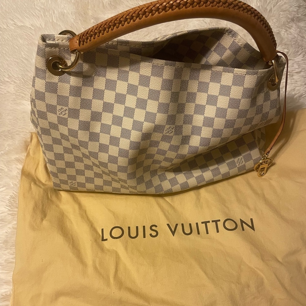 Louis Vuitton Artsy MM bag. Barely used!!